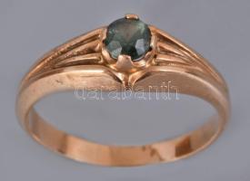 Arany (Au) szoliter gyűrű, benne 0,4ct smaragd ékítéssel, 1966-1998 közötti fémjel, Pénzverő gyártói jel, 14 karátos arany, m:58, bruttó 4,35g