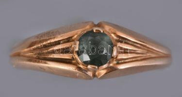 Arany (Au) szoliter gyűrű, benne 0,4ct smaragd ékítéssel, 1966-1998 közötti fémjel, Pénzverő gyártói...