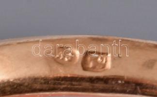 Arany (Au) szoliter gyűrű, benne 0,4ct smaragd ékítéssel, 1966-1998 közötti fémjel, Pénzverő gyártói...