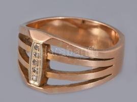 Arany (Au) gyűrű, benne 5 darab kisméretű szabálytalan csiszolású gyémánttal, 1966-1998 közötti fémjel, 14 karátos arany, m:57, bruttó 7,46g