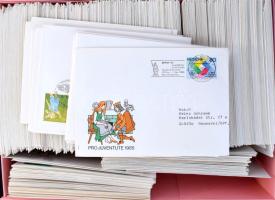 Svájc kb 500 db címezetlen küldemény, alkalmi / elsőnapi bélyegzésekkel, dobozban