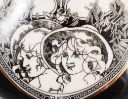 Hollóházi Jurcsák László által tervezett váza: Női fejek. Matricás, jelzett, hibátlan, m: 15,5 cm