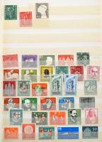 NSZK modern gyűjtemény az 1956-1958 + 1966-1991 közötti időszakból, benne sorok, blokkok és kisívek, 15 lapos A4-es berakóban