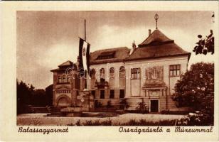 Balassagyarmat, Országzászló a Múzeummal