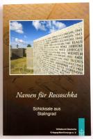 Namen für Rossoschka. Schicksale aus Stalingrad. Erzählt von Freunden und Förderern des Volksbundes Deutsche Kriegsgräberfürsorge e. V. Kassel, 2007, Volksbundes Deutsche Kriegsgräberfürsorge e. V. Német nyelven. Fekete-fehér képanyaggal illusztrált. Kiadói papírkötés.