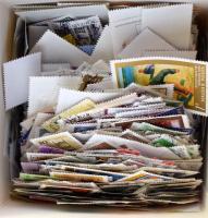 Több száz darab vegyes modern bélyeg kávés dobozban