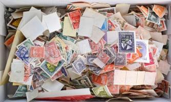 Sok 1.000 db vegyes magyar bélyeg ömlesztve cipős dobozban