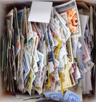 Több száz darab vegyes modern bélyeg kávés dobozban