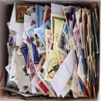 Több száz darab vegyes modern bélyeg kávés dobozban