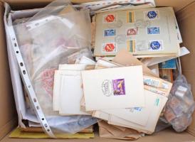 Vegyes hagyaték tétel óriási kartondobozban, benne régi és modern bélyegek, levelek, kivágások, bündlik stb. Jó böngészde!