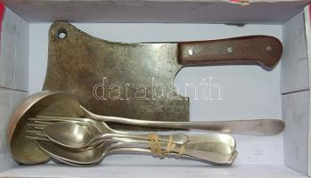 Kis konyhai tétel: 1 merőkanál, egy teáskanál, 4 villa, 2 kanál és 1 konyhai bárd