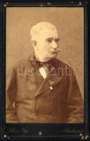 cca 1885 Arany Érdemkereszttel kitüntetett úr portréja, kabinetfotó Klösz György budapesti műterméből, szélein apró lyukakkal, 16,5x10,5 cm
