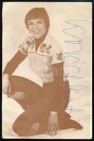 Kovács Kati énekesnő aláírása az őt ábrázoló képen