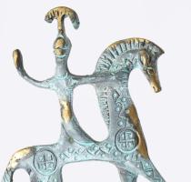 Patinás bronz lovas asztaldísz, m: 13 cm