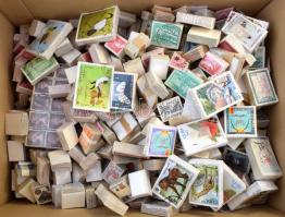 Kb 400-450 db vegyes külföldi bündli ömlesztve dobozban. Jó böngészde!