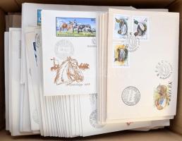 1960-1990 Kb 500 db magyar FDC dobozban, közte bélyegzés nélküliek is