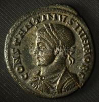 Római Birodalom 320 / II. Constantinus / Aquileia / Follis bronz (2,75g) T:XF Roman Empire 320 / Constantine II / Aquileia / Follis bronze "CONSTANTINVS IVN NOB C / CAESARVM NOSTRORVM - VOT V - AQT" (2,75g) C:XF RIC VII 95