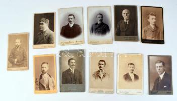 11 db férfiakat ábrázoló vizitkártya, különféle műtermekből (Kozma Gyula, Újpest; Dékány Gyula, Kecskemét; Vajda Dezső, Újvidék; stb.), változó állapotban