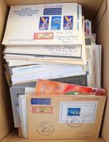 Kb 400-500 db döntően külföldi levél, díjjegyes, űrlap dobozban ömlesztve, régebbi és modern