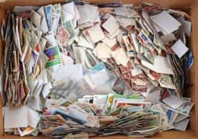 Sok 1000 db vegyes külföldi bélyeg dobozban ömlesztve