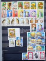 Modern magyar bélyegek sorokkal, összefüggésekkel, 16 fekete lapos, A/4-es berakóban