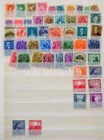 Részben 1950 előtti magyar bélyegek, köztük teljes sorok is, 16 lapos, A/4-es berakó kb 20 oldalán, ...