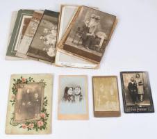 15 db vegyes keményhátú fotó (gyerekek, esküvői fotók, csoportképek, stb.), változó méretben és állapotban