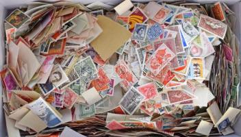 Sok 1000 db vegyes világ bélyeg cipős dobozban ömlesztve, sok képessel