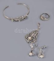 5 részes ezüst (Ag) ékszer szett, markazitokkal, karkötő, gyűrű, fülbevaló pár, függő, 1937-1966 és 1966-1998 közötti fémjel, 800 ezrelékes ezüst, bruttó 36,7g