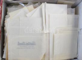 Több 100 db pergamentasak dobozban