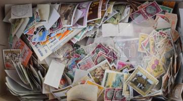 Több 1000 db vegyes külföldi bélyeg cipős dobozban ömlesztve