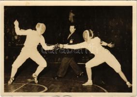 Nemzetközi női tőrvívó verseny a Sportcsarnokban. Magyar Foto, Sima Andor. Képzőművészeti Alap Kiadóvállalata / International Women's Foil Fencing Championship at the National Sports Hall in Budapest (apró szakadás / tiny tear)