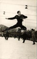 Czakó György műkorcsolyázó a budapesti műjégpályán. Képzőművészeti Alap Kiadóvállalata / Hungarian figure skater, sport + "Műkorcsolya Európa-bajnokság Budapest 1955. jan. 29." So. Stpl. (EK)