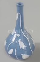 Herendi kék alapon plasztikus fehér virágmintás váza. Jelzett, hibátlan, m: 14 cm