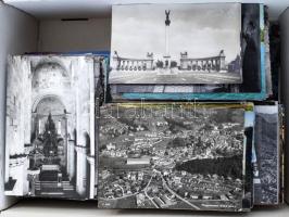 Kb. 500 db MODERN magyar és külföldi város képeslap dobozban / cca. 500 modern Hungarian and foreign...