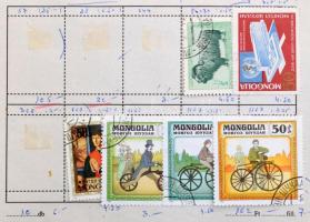 20 db kis méretű cserefüzet, benne vegyes külföldi bélyegek, dobozban