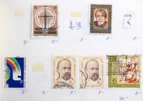 20 db kis méretű cserefüzet, benne vegyes külföldi bélyegek, dobozban