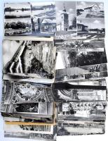 77 db MODERN fekete-fehér magyar város képeslap, közte kisalakúak / 77 modern Hungarian town postcar...