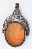 Ex officio gratis kakasokat ábrázoló pecsétnyomó medál, vésett karneol, fém kerettel. 6 cm