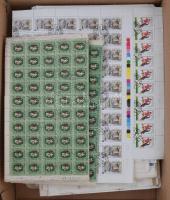 Magyar íváru tétel, benne néhány száz képes, javarészt modern hajtott ív, dobozban