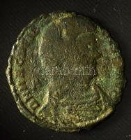 Római Birodalom 350-353 / Magnentius / Aquileia / AE3 Cu (4,18g) T:VF,F Roman Empire 350-353 / Magnentius / Aquileia / AE3 Cu "DN MAGNEN[-TIVS PF] AVG / VICTORIAE DD NN AVG ET CAES - VOT V MVLT X - AQS" two Victories facing one another, holding between them a wreath (4,18g) C:VF,F RIC VIII 170