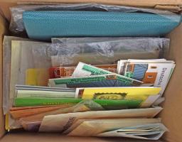 Kb 120-150 db külföldi bélyegfüzet, javarészt német, hozzá francia, holland, görög, dobozban