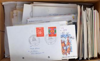 Vegyes pár száz db külföldi küldemény, cipős dobozban