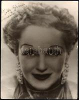Rökk Marika (1913-2004) színésznő, táncosnő, operettprimadonna dedikált fotója Toldi (Tunigold) Géza (1909-1985) válogatott labdarúgó részére (testvére, Rökk Ede (1911-1990) a válogatottban Toldi csapattársa volt), szélén kis sérülésekkel, törésnyomokkal, 25x20 cm
