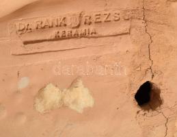 Dr. Rank Rezső: Női kat virágfüzérrel. cca 1920-1935, jelzett, kis kopással, m: 36 cm