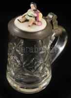 Antik söröskorsó, fedelén porcelán figura díszítéssel, fedele alján kis repedésvonallal, m: 18,5 cm