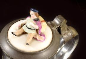 Antik söröskorsó, fedelén porcelán figura díszítéssel, fedele alján kis repedésvonallal, m: 18,5 cm