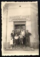 cca 1930 Barczy Imre korcsmáros sörözője, vágott fotó, felületén törésnyomok, 8×5,5 cm