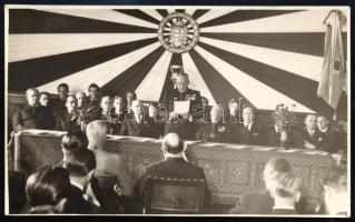cca 1942 Ünnepség a Testnevelési Főiskolán, Misángyi Ottó igazgató beszédet mond, fotólap, a hátoldalon pecséttel jelzett (Pobuda Alfréd foto szalon Bp.), 8x13 cm