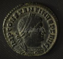 Római Birodalom 314-315 / I. Constantinus / Siscia / AE Follis bronz (3,01g) T:XF Roman Empire 314-315 / Constantine I / Siscia / AE Follis bronze "CONSTANT-INVS AVG / SOLI INVI-C-TO COMITI - TT" Sol, radiate, standing right, head left, holding globe and raising right hand (3,01g) C:XF RIC VI 21